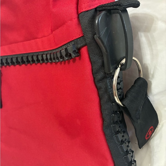 Very unique red nylon bag with huge working zipper accents - Picture 14 of 15